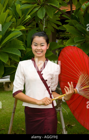 Artigianato asiatico business a Borsang, o Bo Sang, o Bor sang. Ritratto di donna con ombrello a parasol produzione artigianale, centro di Chiang Mai, Asia Thailandia Foto Stock