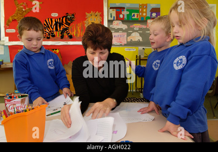 L'insegnante di scuola primaria con la sua classe di ricezione REGNO UNITO Foto Stock