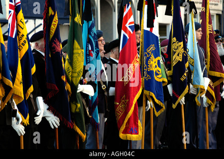 Giorno del Ricordo parade alfieri presso il cenotafio in Newport South Wales UK Foto Stock