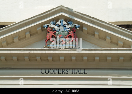 Stemma su Coopers Hall Uffici della Venerabile Società di revisione Coopers antiche corporazioni artigiane della città di Londra Foto Stock