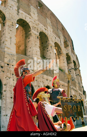 I soldati romani che pongono al di fuori del Colosseo, Roma, Italia Foto Stock