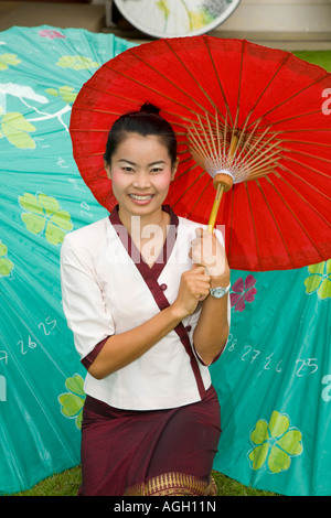 Artigianato asiatico business a Borsang, o Bo Sang, o Bor sang. Ritratto di donna con ombrello a parasol produzione artigianale, centro di Chiang Mai, Asia Thailandia Foto Stock