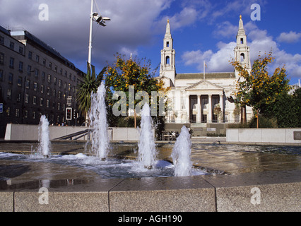 Fontana di fronte al Nelson mandella giardini in sala civica nella città di Leeds Yorkshire Regno Unito Foto Stock