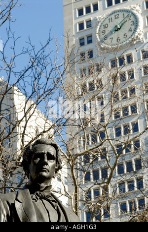 Il William Henry Seward statua in Madison Square Park di New York City con la New York Life clocktower in background. Foto Stock