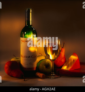 Studio ancora vita vino formaggio e frutta Foto Stock