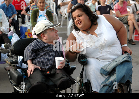 Un uomo e una donna su una sedia a rotelle a parlare al Liberty Festival tenutosi a Trafalgar Square, Londra Settembre 2005 Foto Stock