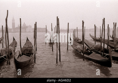 Immagine in bianco e nero di vetian gondalas guardando oltre la laguna grande Foto Stock