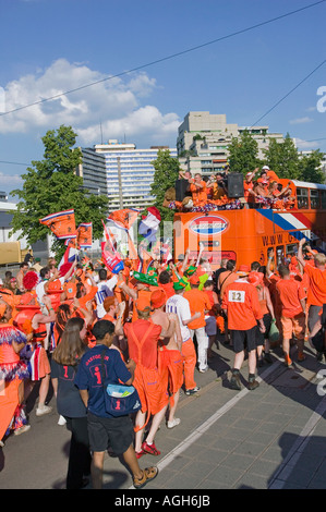 Sfilata di migliaia di orange clad Paesi Bassi soccer fans camminare per strada in Germania durante la Coppa del Mondo 2006 Foto Stock