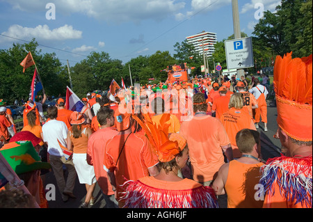 Sfilata di migliaia di orange clad Paesi Bassi soccer fans camminare per strada in Germania durante la Coppa del Mondo 2006 Foto Stock