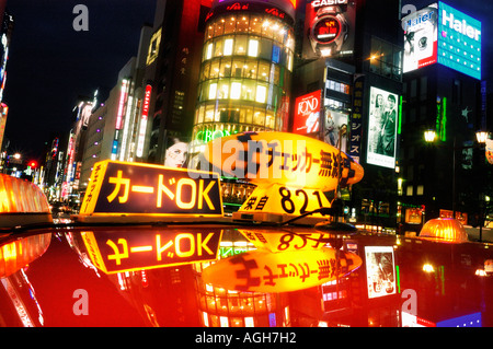 Il tetto del taxi all incrocio occupato, Ginza, Tokyo, Giappone Foto Stock