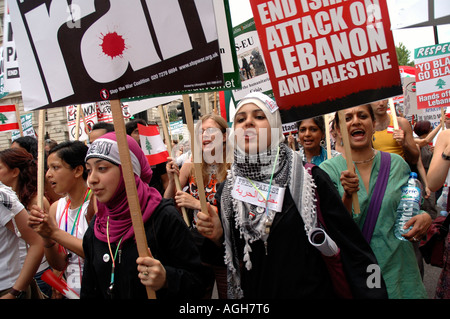 Fermare la guerra demo 7 000 dimostranti central London esigente cessate il fuoco alla fine attacco israeliano su hezbollah in Libano 22 luglio 2006 Foto Stock