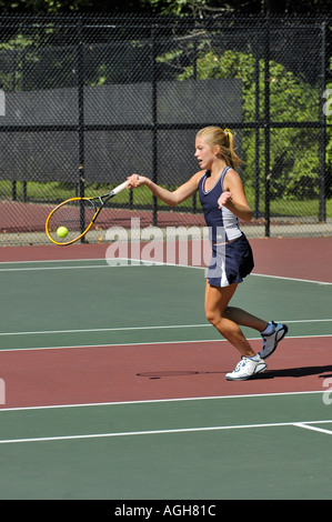 Femmina di alta scuola tennis azione Foto Stock