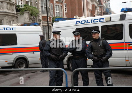 Gruppo di polizia in abbigliamento protettivo con van Foto Stock