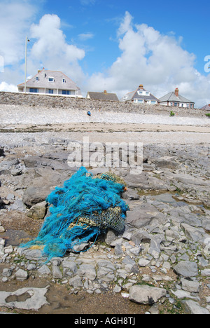 Scartata la pesca in plastica net snagged sul numero di rocce 2523 Foto Stock