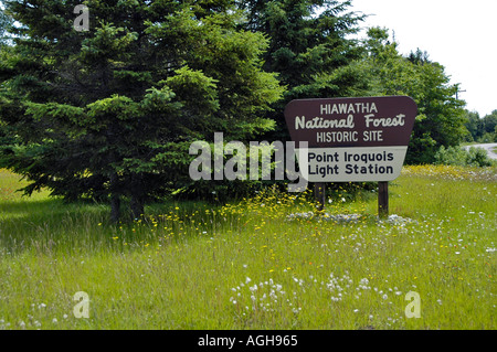 Segno in entrata al punto Iroquois faro luce dalla stazione di Hiawatha National Forest in Michigan s Penisola Superiore Foto Stock