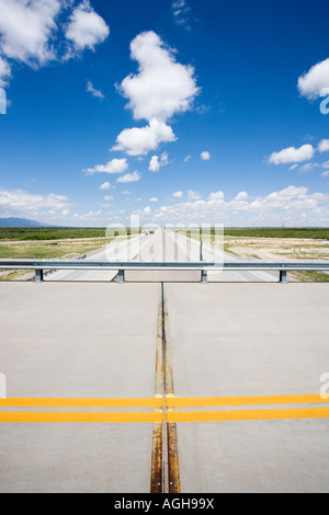 Solido doppia linea gialla nella strada sul cavalcavia con autostrada al di sotto di Foto Stock