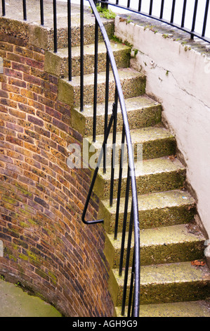 Scala che conduce al seminterrato, Londra, Inghilterra Foto Stock