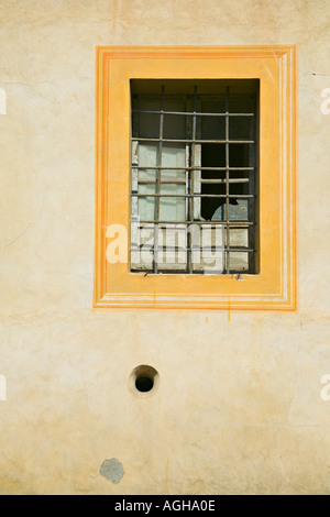 Finestra incorniciata di Meseo via Folgore da San Gimignano San Gimignano, Toscana, Italia Foto Stock