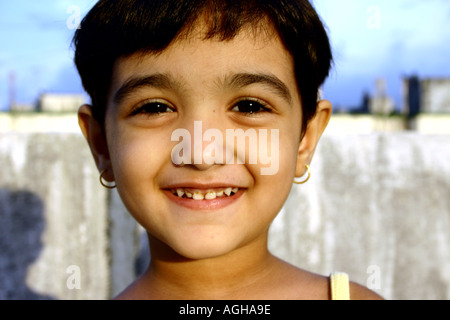 RSC91150 tre anni piccolo piccolo giovani indiani Baby girl Srishti indossando un abito giallo sorridente che mostra denti guardare Foto Stock