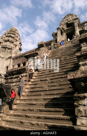 I turisti scendendo scale ripide sul lato del tempio. Angkor Wat, Cambogia Foto Stock