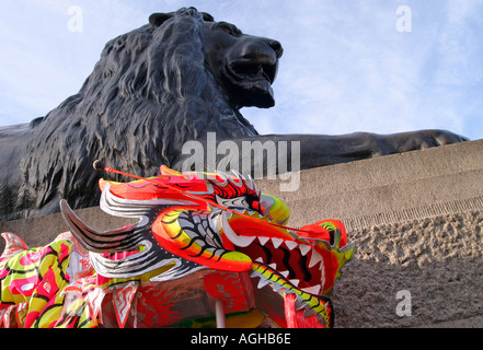 Landseer Lion statua e drago burattino. Trafalgar Square a Londra, Inghilterra Foto Stock