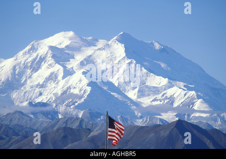 Stati Uniti d'America Alaska Denali National Park Parco Denali su strada Mt McKinley all bandiera degli Stati Uniti da Eielsen Visitor Center in primo piano Foto Stock