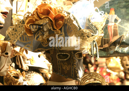 La finestra di visualizzazione mostra le maschere veneziane Venezia Italia Europa 2003 Foto Stock