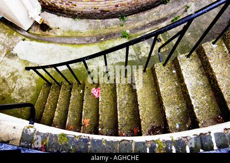 Scala che conduce al seminterrato, Londra, Inghilterra Foto Stock
