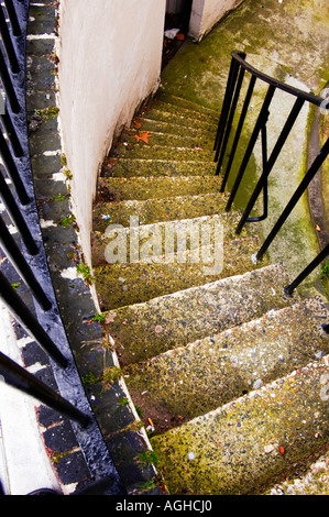 Scala che conduce al seminterrato, Londra, Inghilterra Foto Stock