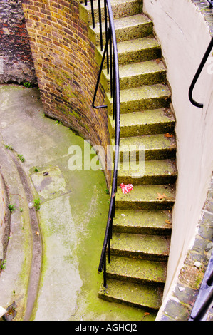 Scala che conduce al seminterrato, Londra, Inghilterra Foto Stock