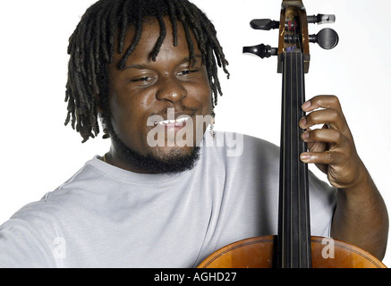 College età pone l'uomo con il suo violoncello Foto Stock