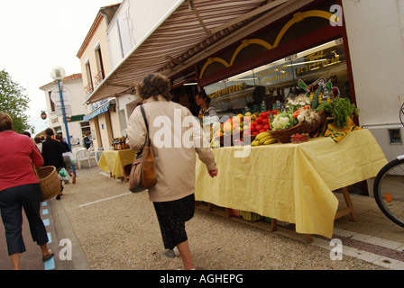 Mercato di frutta e verdura in stallo Bretignolles sur mer, vendee, Francia numero 2540 Foto Stock