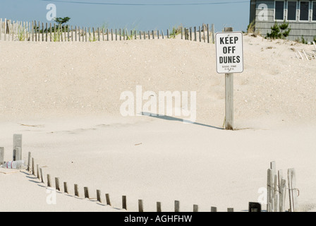 Tenere lontane le dune segno sulla spiaggia Fire Island Long Island New York STATI UNITI D'AMERICA Foto Stock