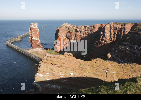 Scogliere dell'isola offshore Helgoland con bird rock Lange Anna, Germania, Schleswig-Holstein, Isola di Helgoland Foto Stock