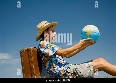 Giovane uomo contro il cielo blu che indossa abiti vacanze shorts