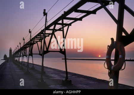 Grand Haven pierhead luci al crepuscolo, STATI UNITI D'AMERICA, Michigan, Grand Haven Foto Stock