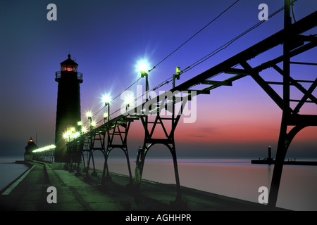 Grand Haven pierhead luci al crepuscolo, STATI UNITI D'AMERICA, Michigan Foto Stock