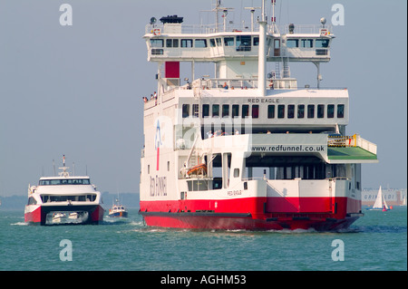 Imbuto Rosso Line traghetto Aquila Rossa e Jet Cat red Jet 4 immettere Cowes Harbour insieme Foto Stock