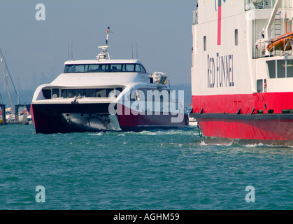 Imbuto Rosso Line traghetto Aquila Rossa e Jet Cat red Jet 4 immettere Cowes Harbour insieme Foto Stock