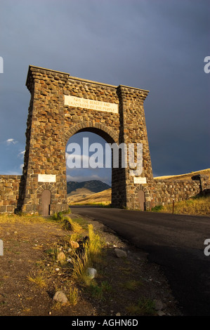 Storica entrata nord del Parco Nazionale di Yellowstone in Gardiner Montana Foto Stock