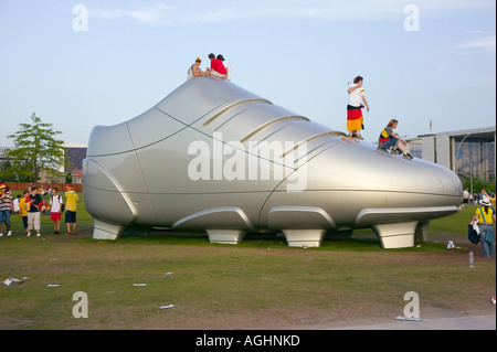 Ventole salire su un gigante scarpa da calcio vicino al Fan Fest durante la Coppa del Mondo a Berlino Germania Foto Stock