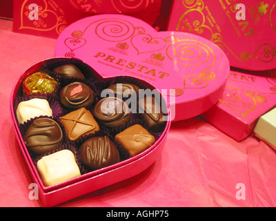 A forma di cuore ad una scatola di cioccolatini assortiti in negozio di Londra Foto Stock