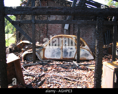 Relitto di bruciato Citroen 2CV nel fienile Foto Stock