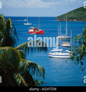 Barche ormeggiate nella Admiralty Bay Port Elizabeth, Bequia, West Indies Foto Stock