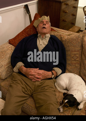 L'uomo napping dopo cena di Natale Foto Stock