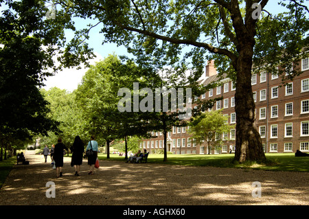 Onorevoli a piedi attraverso grigio s Inn Gardens Holborn London REGNO UNITO Foto Stock