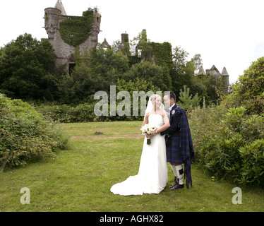 Coppia di novelli sposi al castello di Buchanan Scoctland Drymen Foto Stock