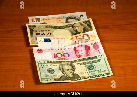 International valuta mondiale sparsi sul tavolo US Dollar yuan cinese Euro Yen giapponese Regno Unito Sterline Foto Stock