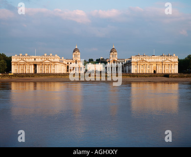 Il National Maritime Museum di Greenwich, Londra, visto attraverso il Fiume Tamigi in Inghilterra, Regno Unito, GB Foto Stock
