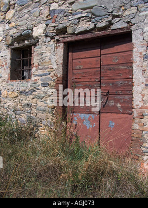 Fienile con weathered red porte in legno in Toscana Italia Foto Stock